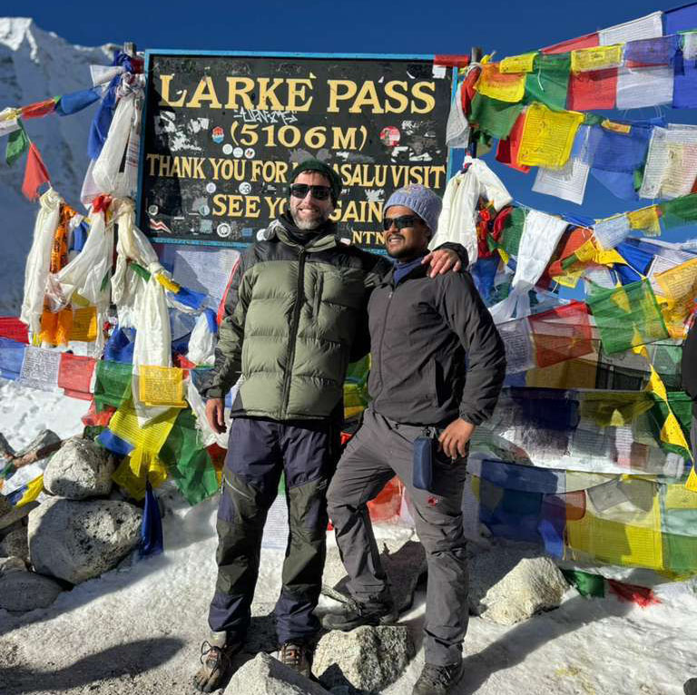 Larke Pass top 5106-meters