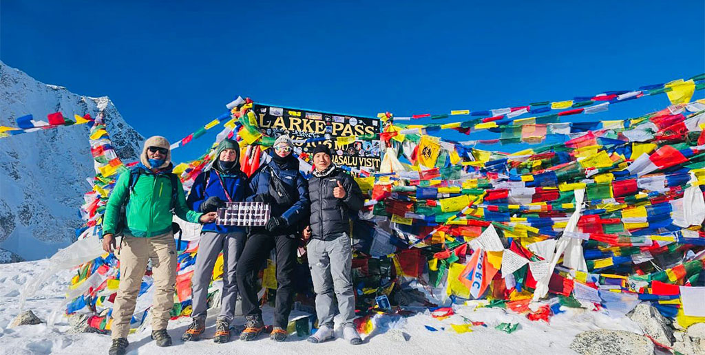 Larkya Pass top 5106-meters