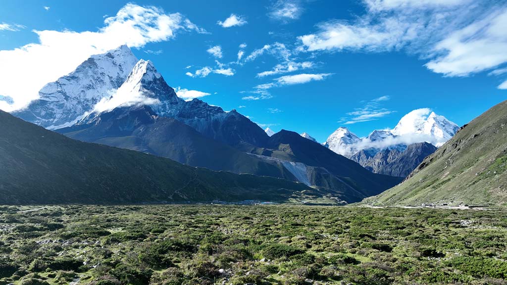 Summer season trekking to Everest