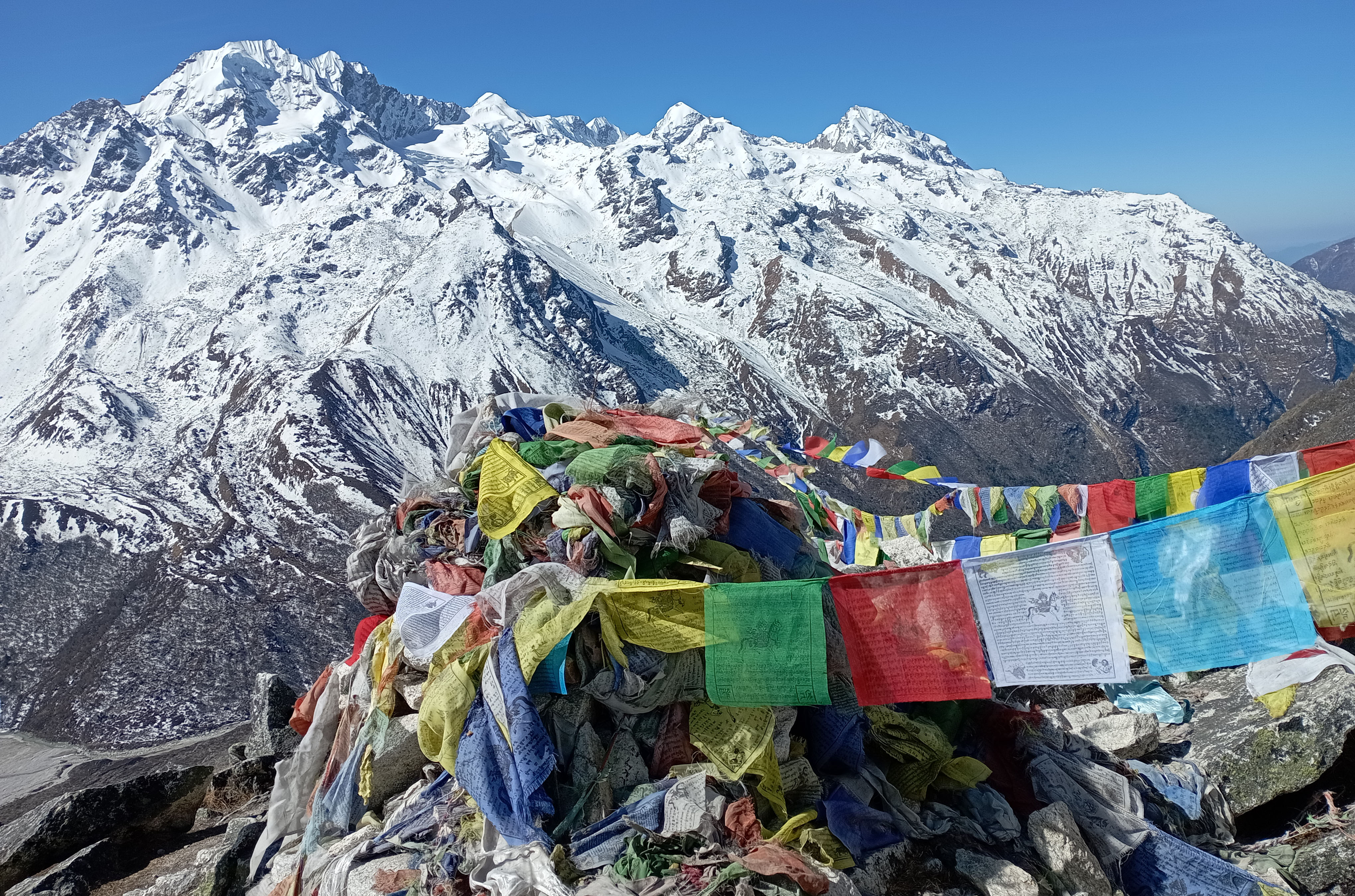 Himalayan-View-from-Kyanjn-Ri-View-Point